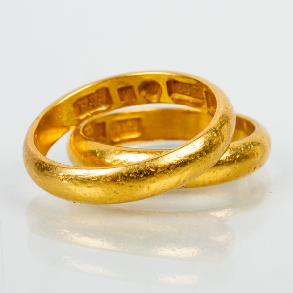 RINGAR, 2 st, 23k guld, svenska stämplar, vikt ca 10 g