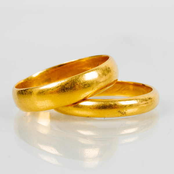 RINGAR, 2 st, 23k guld, tot vikt ca 17,5 g