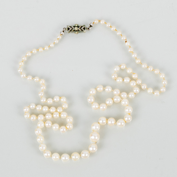 PÄRLCOLLIER, odlade doserade pärlor, silverlås, 1900-talets mitt 