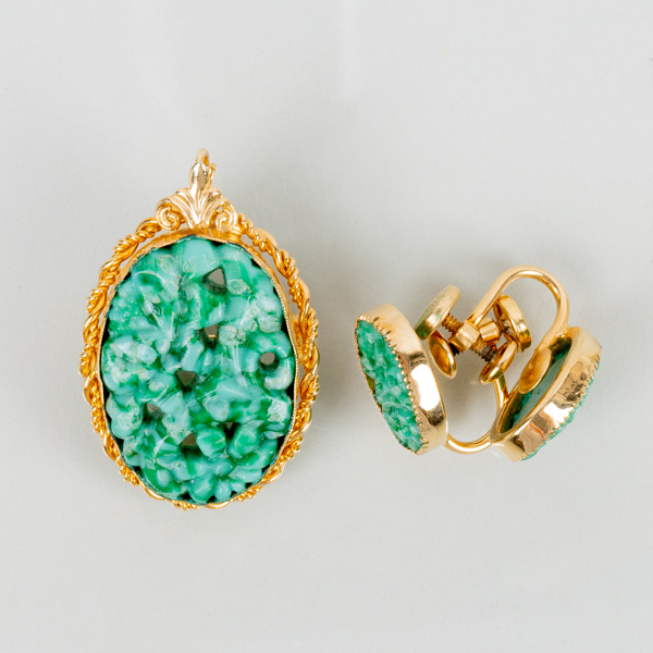 HÄNGE / BROSCH SAMT ÖRHÄNGEN, 1 par, jade, 12k guldplätering, 1900-tal