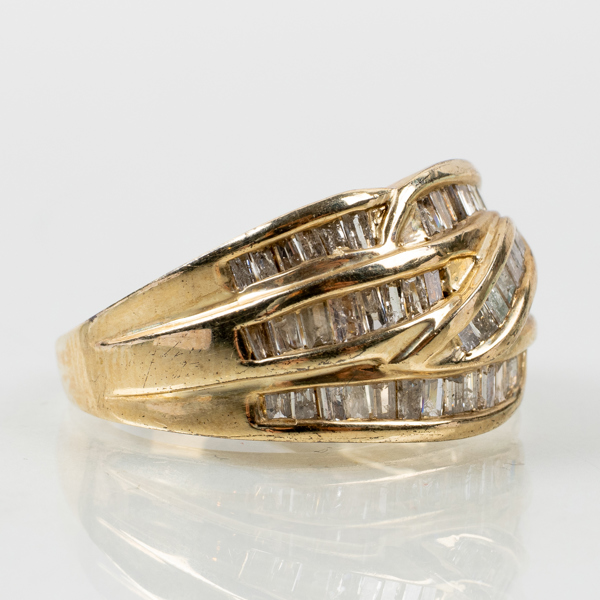 RING, 10k guld, baguettslipade diamanter, tot vikt ca 6,8 g