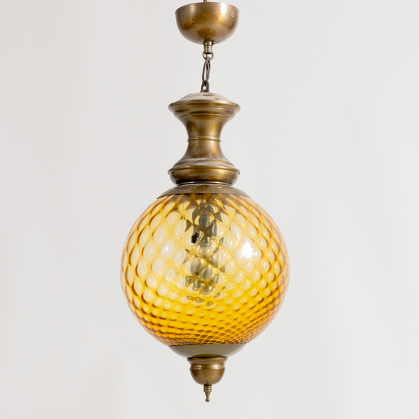 TAKLAMPA, mässing och orangetonat glas, 1900-talets andra hälft