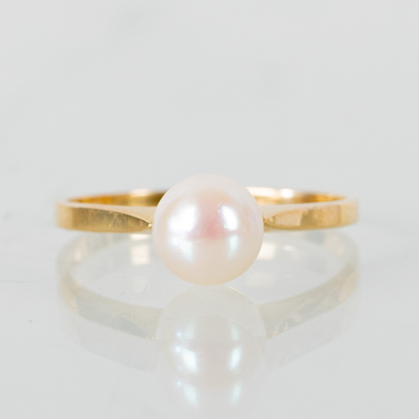 RING, 18k guld, med odlad pärla, tot vikt ca 1,5 g