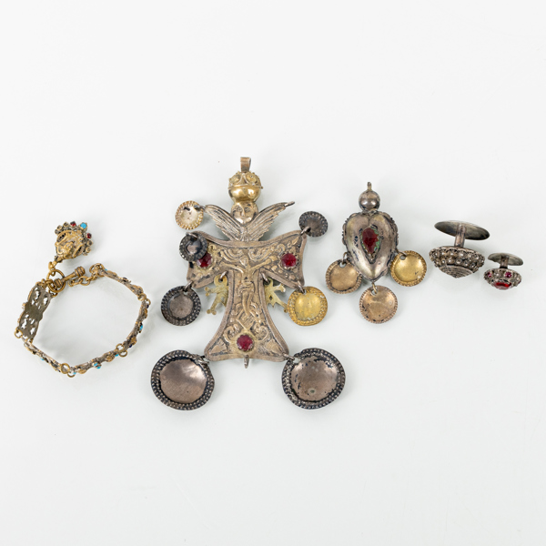 HÄNGEN, KNAPPAR OCH ARMBAND, mässing och silver, 1800-tal