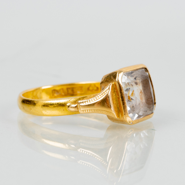 RING, 23k guld, med vit sten, tot vikt ca 5 g