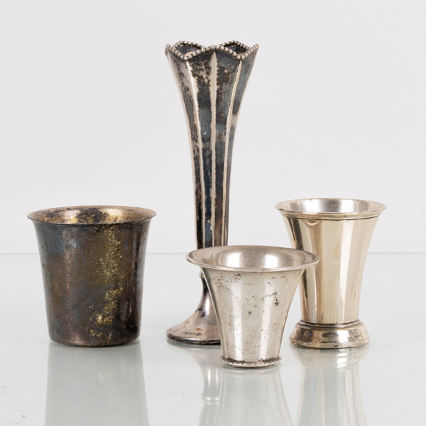 VASER OCH BÄGARE, 4 st, silver, 1900-tal, tot vikt ca 60 g