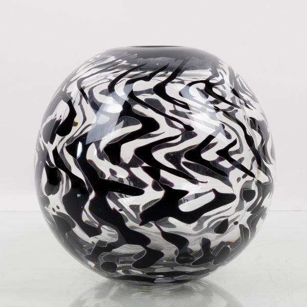 VICKE LINDSTRAND, vas, konstglas, signerad