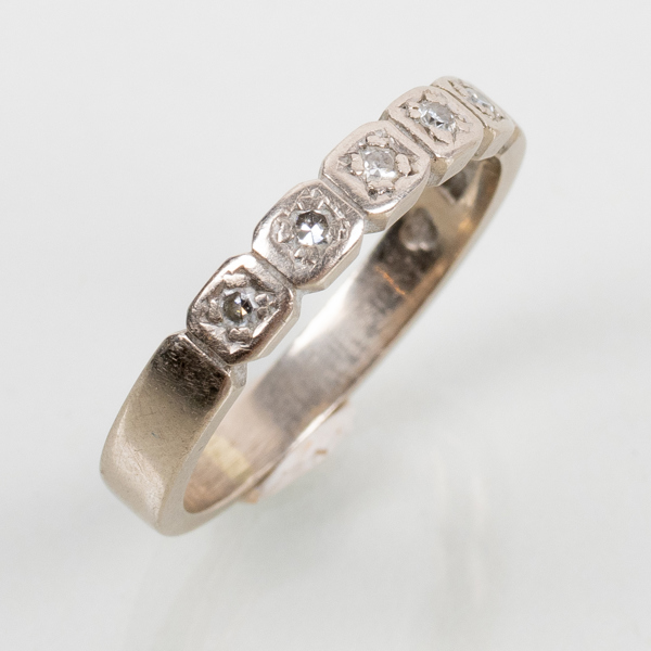 RING, 18k vitguld, med 5 diamanter à 0,02 ct vardera, tot vikt ca 3,7 g
