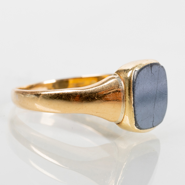 KLACKRING, 18k guld, med svart sten, tot vikt ca 5,4 g