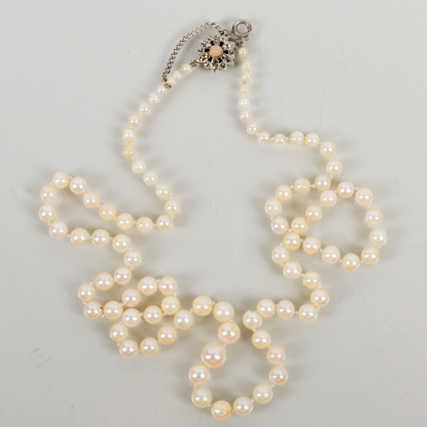 PÄRLCOLLIER, odlade doserade pärlor, silverlås, 1900-tal