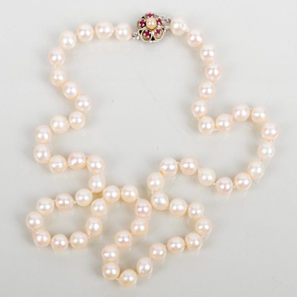 PÄRLCOLLIER, odlade doserade pärlor, silverlås, 1900-tal