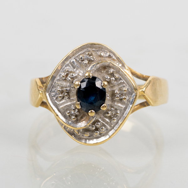 RING, 18k guld, med safir och diamanter, tot vikt ca 3,6 g
