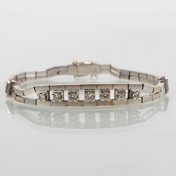 ARMBAND, 18k vitguld, med briljantslipade diamanter tot 0.41 ct