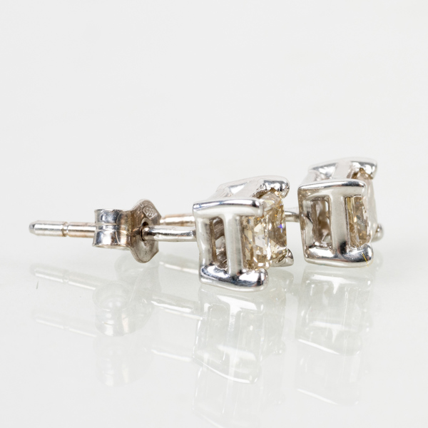 ENSTENSÖRHÄNGEN, 1 par, 18k vitguld, med princesslipade diamanter tot ca 0.67 ct, tot vikt ca 1,1 g