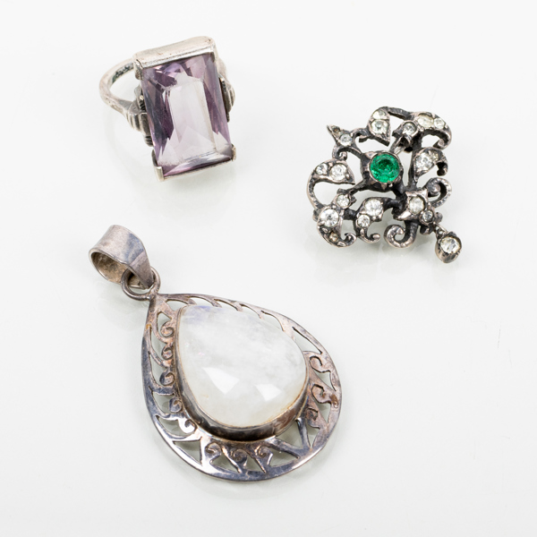 HÄNGE, BROSCH OCH RING, silver, med olikfärgade stenar, bla 1900-talets mitt
