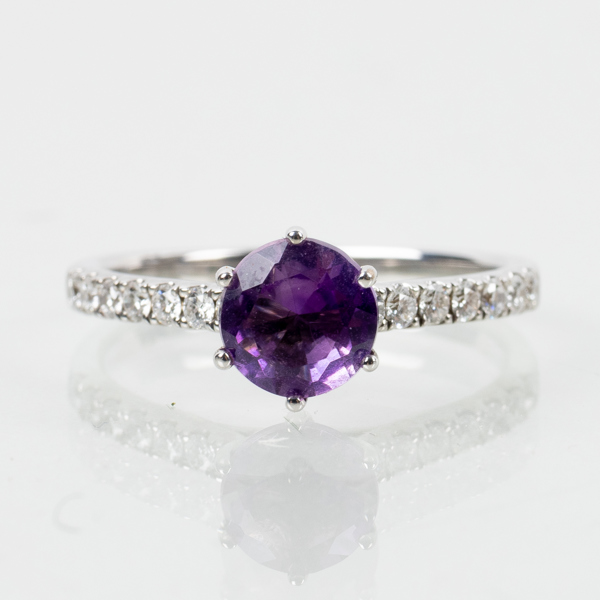 RING, 18k vitguld, med ametist och briljantslipade diamanter