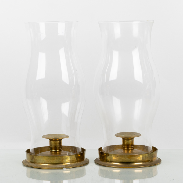 LJUSSTAKAR MED STORMGLAS, 1 par, mässing och glas, 1900-/2000-tal