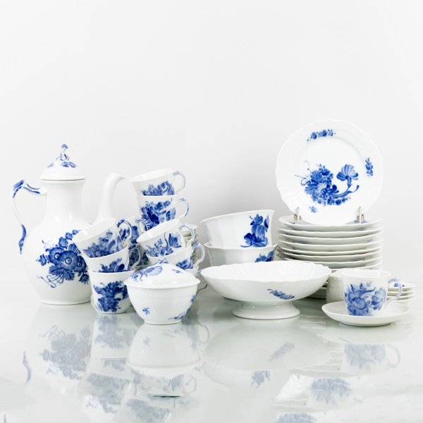 MOCKASERVIS, 33 del, porslin, "Blå Blomst", Royal Copenhagen