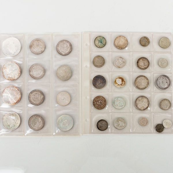 MYNT, 33 st, utländska, olika valörer och årtal bla 1927, tot vikt inkl fodral ca 440 g