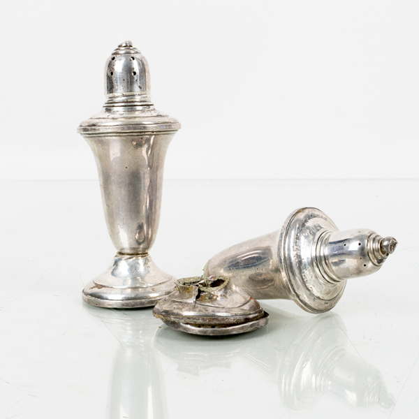SALT- OCH PEPPARSTRÖARE, 1 par, silver, 1800-/1900-tal, tot vikt ca 200 g
