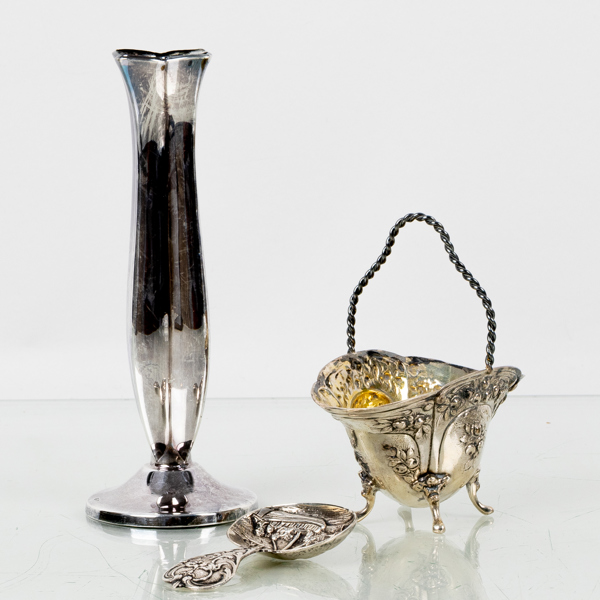 VAS SAMT SLATKAR MED SKED, silver, 1900-tal, tot vikt ca 115 g