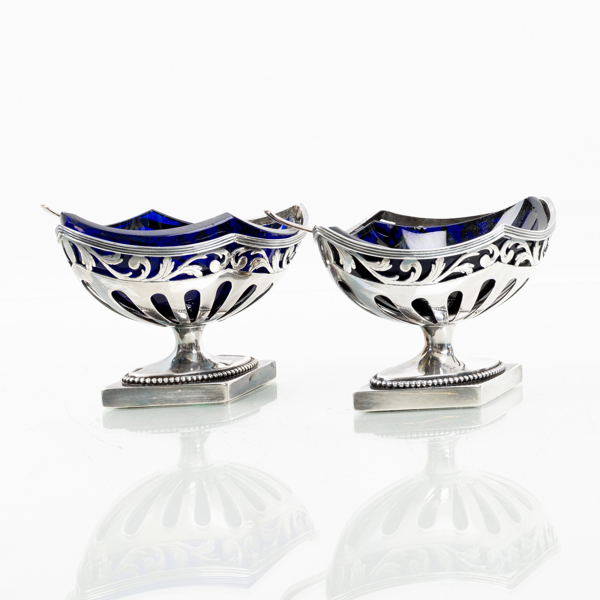 SALTKAR, 1 par, med sked, silver, sannolikt England, 1900-talets första hälft, tot vikt exkl glasinsats ca 165 g