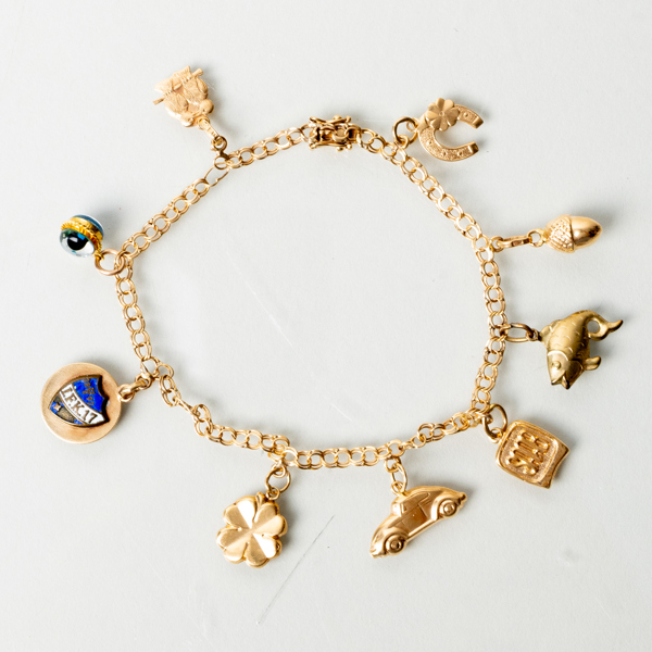 ARMBAND, 18k guld, med berlocker, tot vikt ca 9,4 g