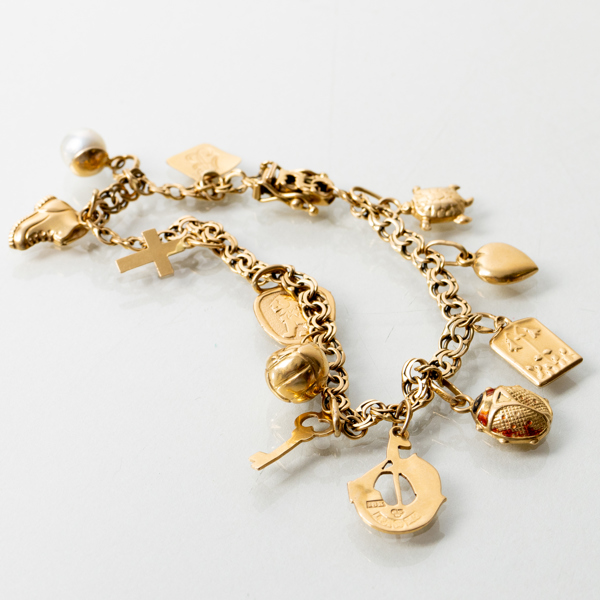 ARMBAND, 18k guld, med berlocker, tot vikt ca 10,8 g