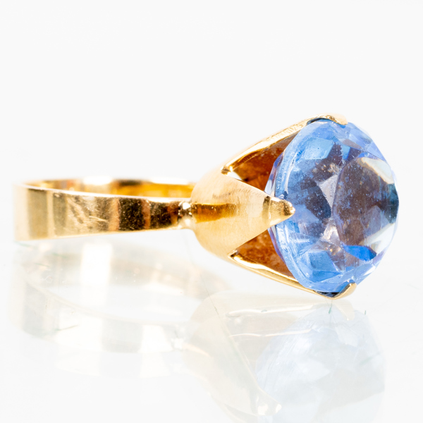 RING, 18k guld, med blå sten, sannolikt 1960-/70-tal, tot vikt ca 5,8 g