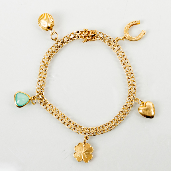 ARMBAND, 18k guld, med berlocker, tot vikt ca 10,9 g