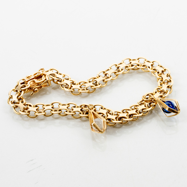 ARMBAND, 18k guld, med berlocker, tot vikt ca 11,8 g