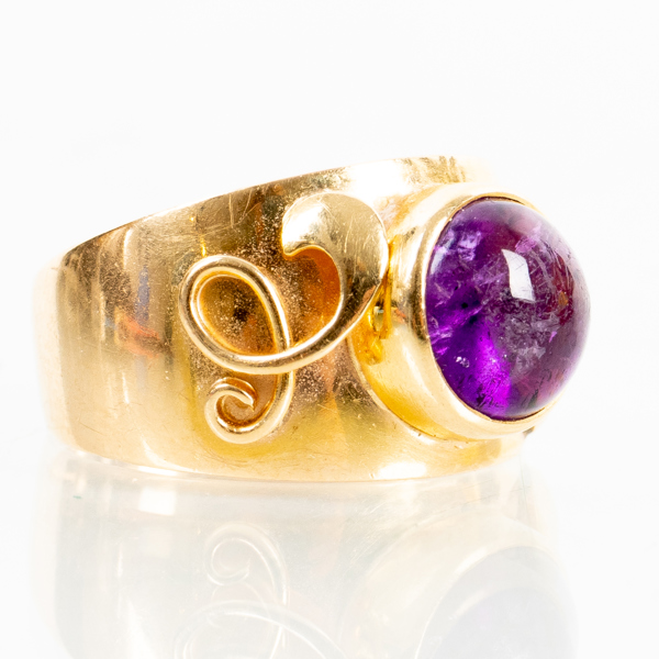 RING, 18k guld, med lila sten, tot vikt ca 4,5 g