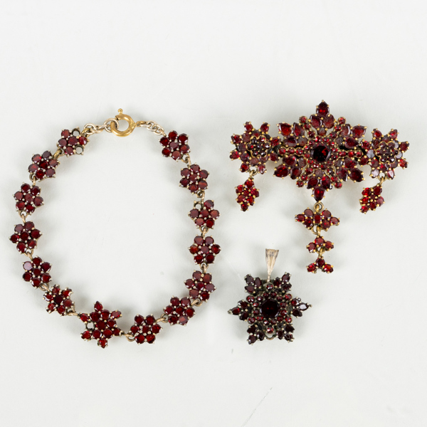 ARMBAND, BROSCH SAMT HÄNGE, med granater, 1900-talets första hälft