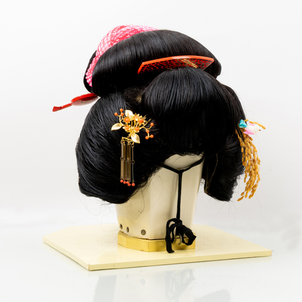 JAPANSK KATSURA, geishaperuk, Japan, 1960-tal, med tillbehör och väska