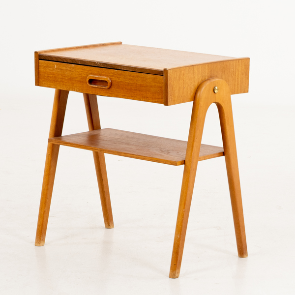 SÄNGBORD, 1900-talets mitt