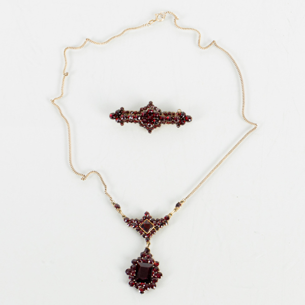 COLLIER OCH BROSCH, bla förgyllt silver, med granater, 1900-talets första hälft 
