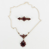 COLLIER OCH BROSCH, bla förgyllt silver, med granater, 1900-talets första hälft 
