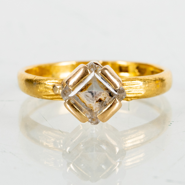 RING, 23k guld, med vit sten, tot vikt ca 3,8 g 