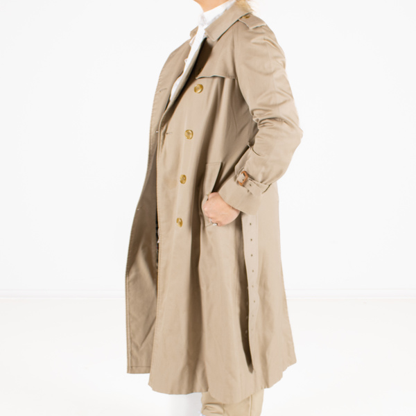 BURBERRY, trenchcoat
