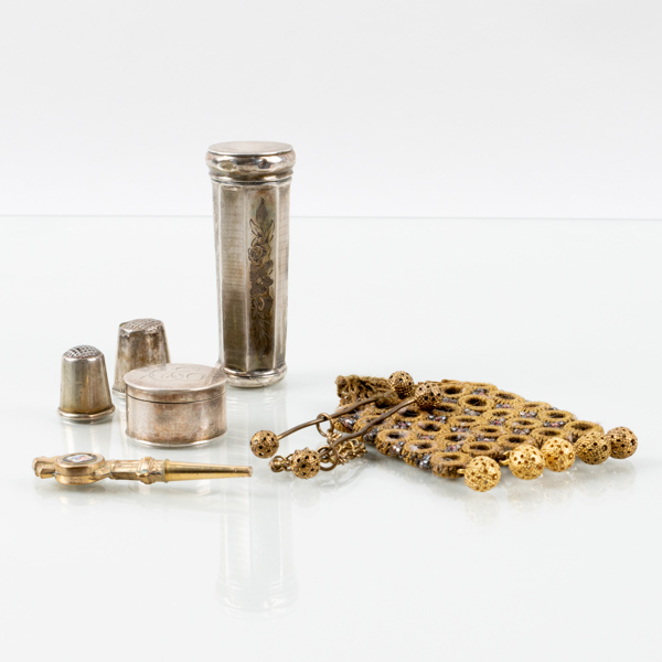 DOSA, HÅRARBETE, FINGERBORGAR MM, bla silver, 1800-tal