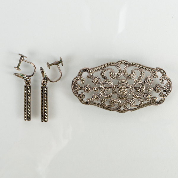 BROSCH OCH 1 PAR ÖRHÄNGEN, silver, med markasiter, 1900-talets första hälft 
