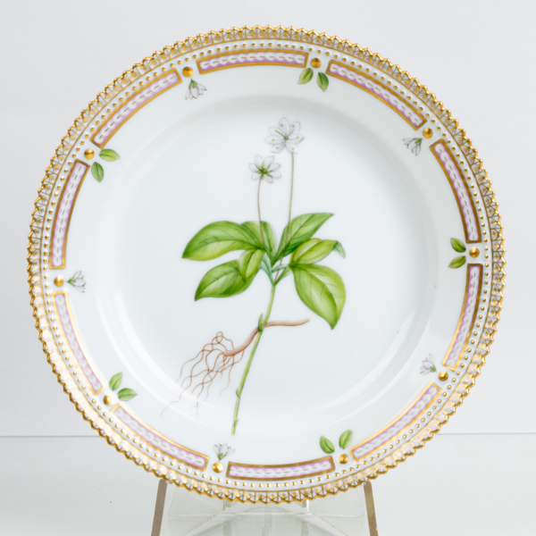 ROYAL COPENHAGEN, assiett, Flora Danica, porslin, modell 3573, "trientalis europaea.", med handmålad dekor och förgyllda kanter