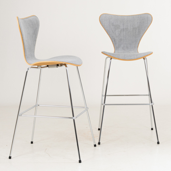 ARNE JACOBSEN, 1 par, barstolar, "Sjuan", Fritz Hansen, år 2019