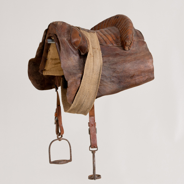 ARMÉSADEL, brunt skinn, 1800-/1900-tal