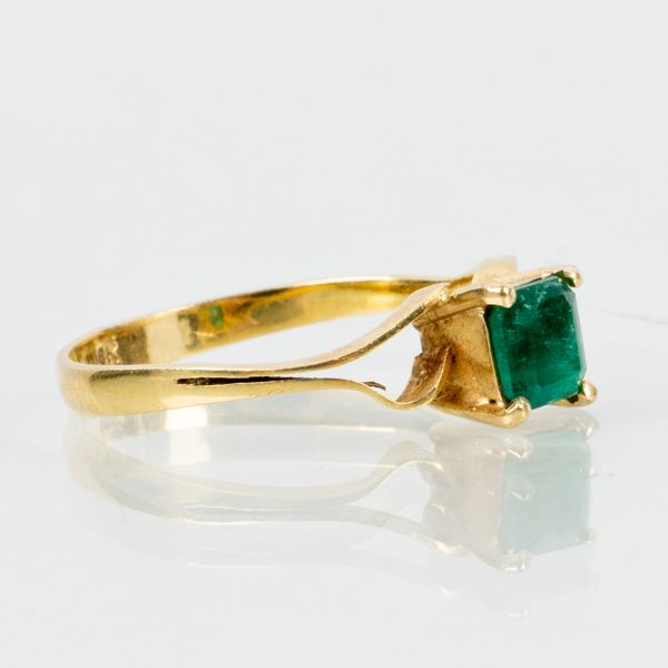 RING, 18k guld, med smaragd, vikt ca 1,7 g