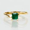 RING, 18k guld, med smaragd, vikt ca 1,7 g 