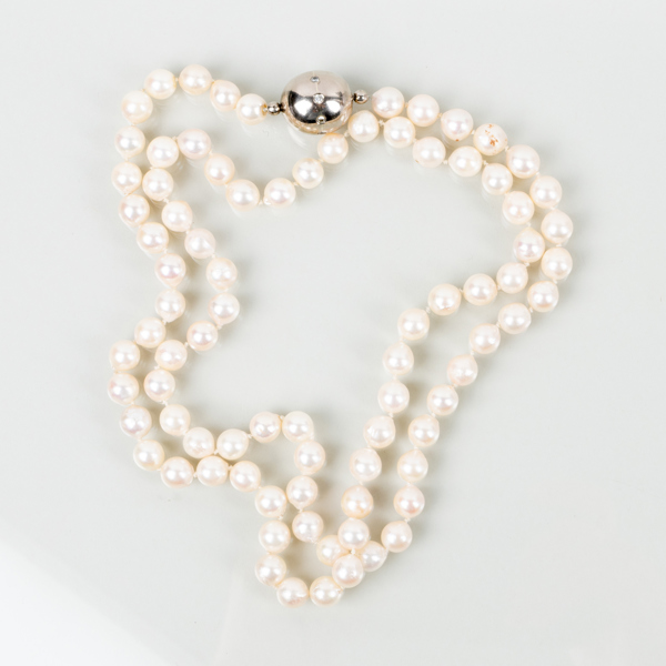 PÄRLCOLLIER, odlade pärlor, lås av 18k vitguld med vita stenar, 1998