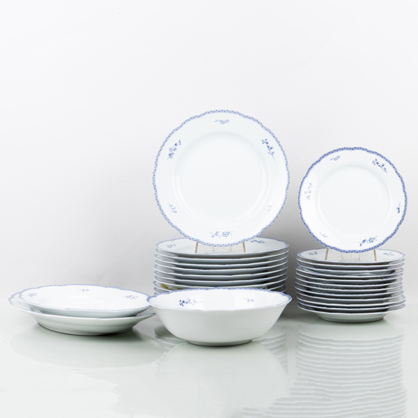 JACKIE LYND, 28 del servisporslin, "Blå herrgård", Christineholm