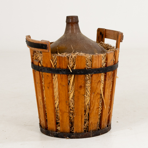 DAMEJEANNE I KORG, brunt glas, 1900-talets första hälft