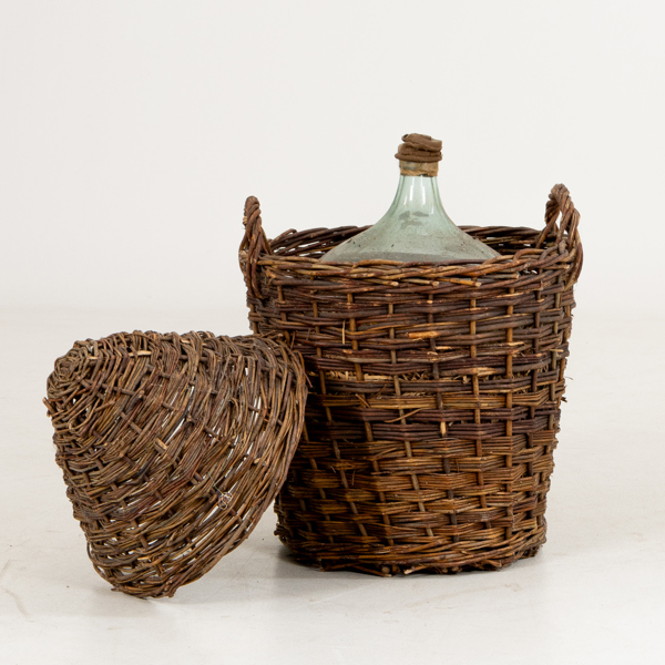 DAMEJEANNE I KORG, grönt glas, 1900-talets första hälft